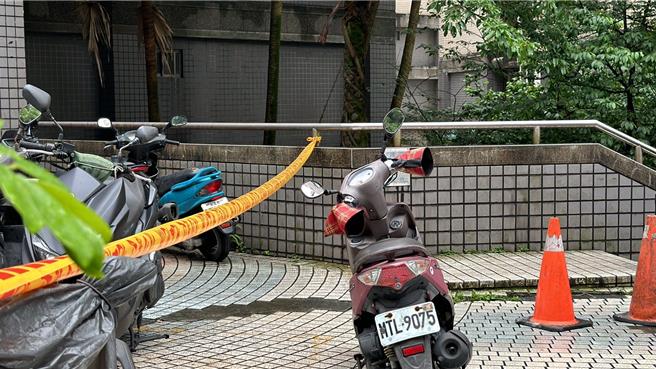 基隆市安乐区某社区8日下午发生妇人坠楼，警方积极调查坠楼妇人的身分及事发原因。（翻摄照片／张志康基隆传真）