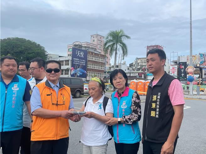 吉安鄉長游淑貞（右二）8日下午偕同仁里義消陳姓顧問（左二），捐款10萬元給汪姓婦女（左三）。（劉彥宜攝）