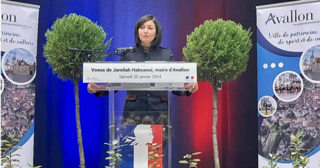 法国中部城市阿瓦隆的市长哈布萨维， 因涉嫌贩毒案件被警方拘留。(图/翻摄FB／Jamilah Habsaoui)