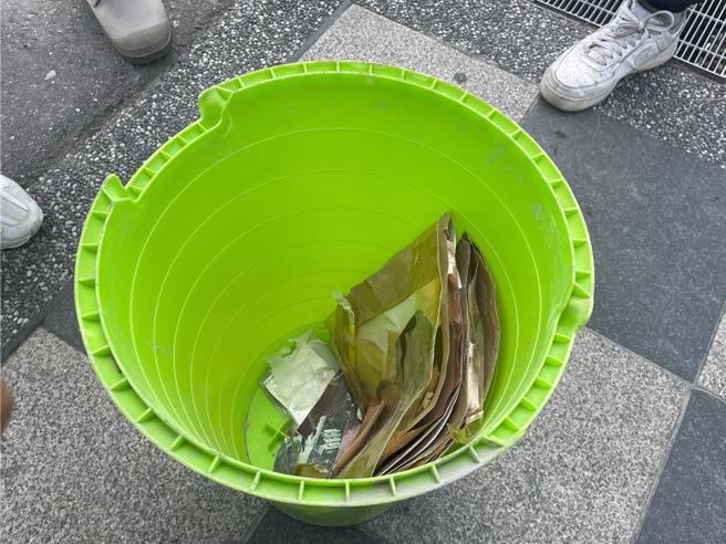 工程人員從物品中撥出民眾遺留物。（劉彥宜攝）