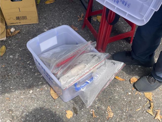 民眾遺留物封存後將送分局。（劉彥宜攝）