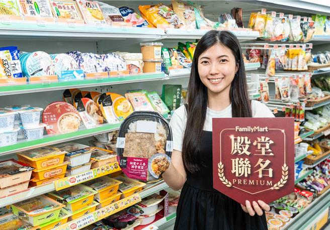 全家攜米其林指南推薦餐廳「寒舍食譜」推「秘製十三香排骨便當」，135元。（石智中攝）