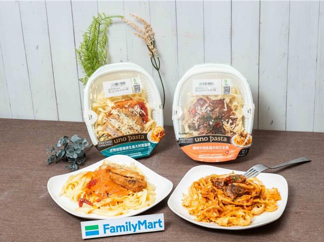 全家uno pasta X PASTAIO「伏特加醬豬排生義大利寬扁麵」99元、「辣味牛肉生義大利公主麵」109元。（石智中攝）