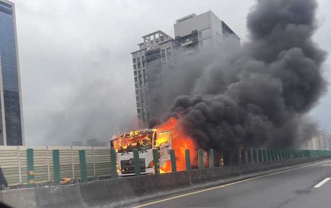 台65快速道路北上1公里处，发生火烧车意外。（翻摄脸书爱新庄我是新庄人）