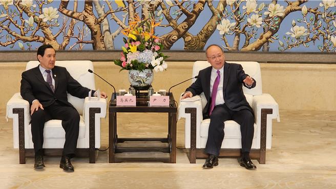 前总统马英九（左）一行访问大陆，今天（8日）晚间在北京饭店18楼顶楼会议厅会见北京市委书记尹力（右）。（蓝孝威摄）