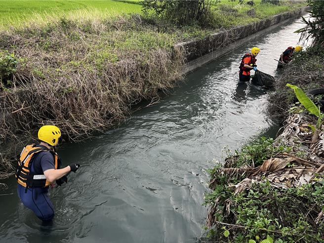 六甲區傳出一名老婦疑似落水，消防隊正涉水搜索。（民眾提供／寶智華台南傳真）