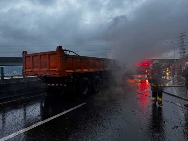 消防队到达射水灌救。（翻摄画面）