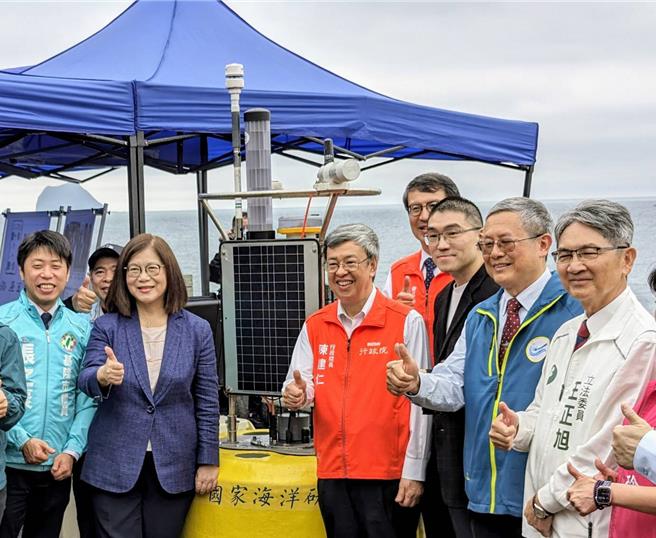 行政院长陈建仁（左3）8日下午赴基隆视察大武崙浮标监测站及无人机即时影像海域安全系统。包括海委会主委管碧玲（左2）、基隆市长谢国梁（右3）、国海院长陈建宏及立法委员王正旭（右1）都陪同。（张志康摄）