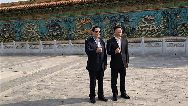 前总统马英九一行今天（8日）下午由大陆国台办主任宋涛陪同参访北京故宫博物院，马英九和宋涛在九龙壁前合影。（蓝孝威摄）