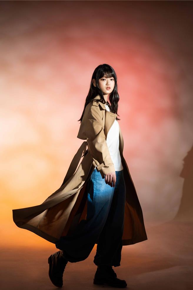 虹茜穿着Weekend Max Mara，不自禁的流露出自己的穿着喜好。Weekend Max Mara驼色风衣，售价5万1000元、Weekend Max Mara牛仔裤，售价1万3100元、   Weekend Max Mara白色T-shirt，售价4300元。（石智中摄）