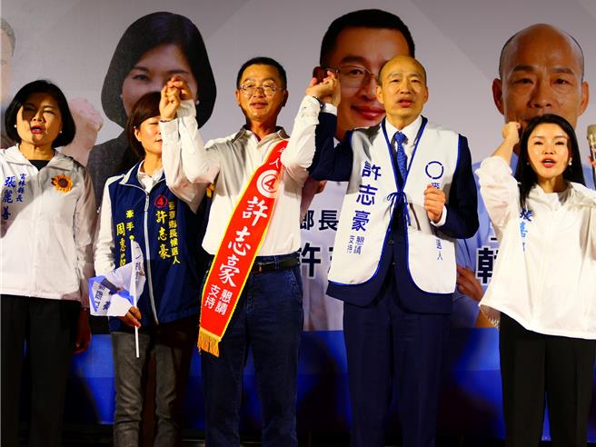 立法院长韩国瑜（右二）8日晚间到云林县，为国民党提名麦寮乡长候选人许志豪（右三）辅选，强调乡镇长要与县府、中央一条心，重大建设才能顺利推动。（张朝欣摄）