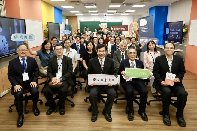 教育部长潘文忠（图中）和臺大校长陈文章（图右二）共同参加2023年9月中旬时的臺湾大学「未来大学计画办公室」揭牌典礼。图/臺大提供
