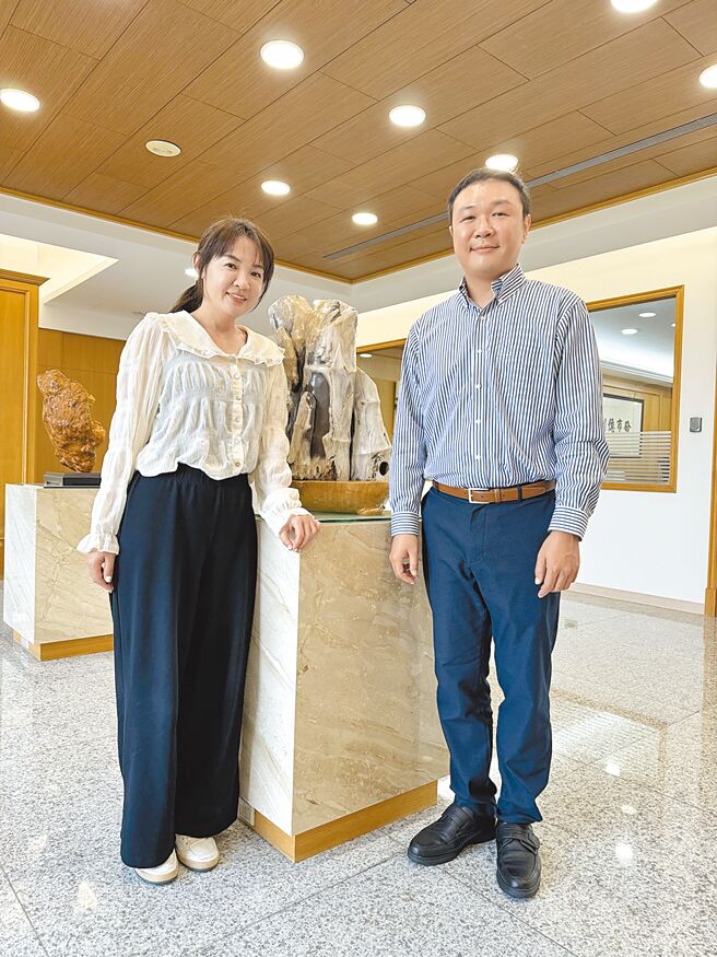 亿川公司董事长薛胜赫（右）与副董事长薛如纯（左）。图／庄富安