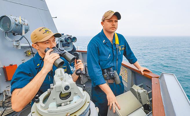 美国海军勃克级飞弹驱逐舰芬恩号例行性通过台湾海峡。（摘自美国第7舰队官网）