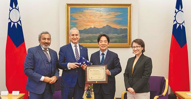 在赖清德520即将上任之际，美国动作频频，表达期待两岸维持现状立场。图为赖清德（右二）接见美国眾议院「国会台湾连线」共同主席迪马里（左二）及贝拉（左一）所率访问团。（总统府提供）