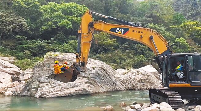 救难人员7日将搜救重心移往砂卡礑步道，并调派大型重机具前往救援。（花莲县消防局提供）