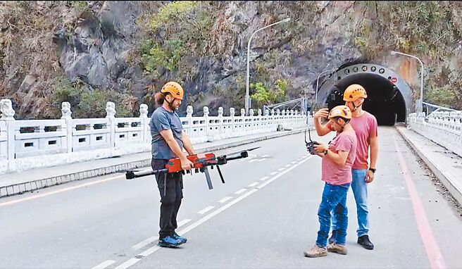土耳其无人机搜救团队，7日携带无人机投入砂卡礑步道之救援行动。（花莲县消防局提供）