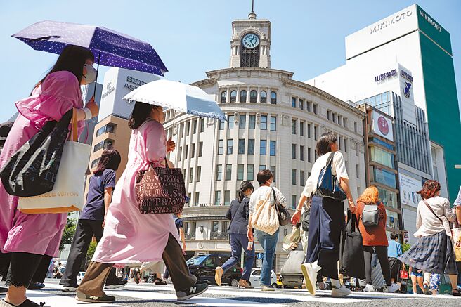 日本民眾认为，通缩不再，却面临收入赶不上物价上涨的另一困境。图为东京街景。（美联社）