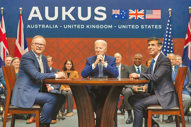 英媒指出，美英澳防长将于8日宣布，就日本加入「澳英美三方安全伙伴」安全协议的「第二支柱」进行谈判。图为美国总统拜登（中）、英国首相苏纳克（右）及澳洲总理艾班尼斯（左）出席AUKUS峰会。（摘自英国首相官邸官网）