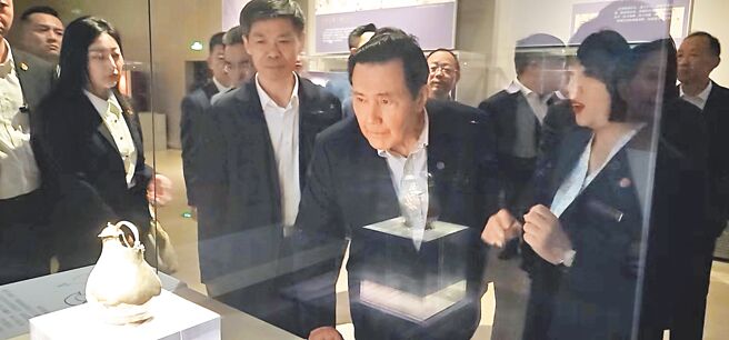 前总统马英九7日参访陕西歷史博物馆，专心观看「鎏金舞马衔杯纹银壶」，这是该馆的镇馆之宝，从不出境展出。（蓝孝威摄）