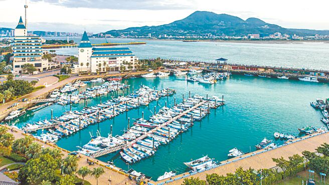 新北市渔业处将在2024至2025年间执行「淡水第二渔港设施改善工程」，优化渔人码头既有的引道桥、木栈道等设施。（新北市政府提供／吕健豪新北报导）