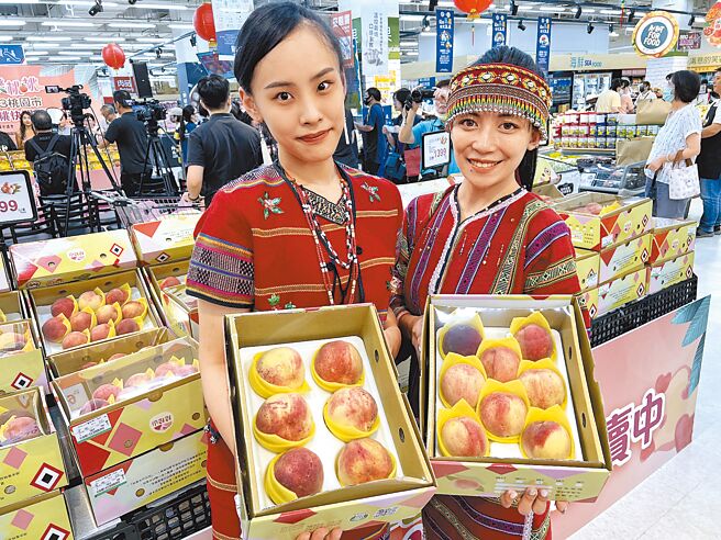 桃园市復兴区5月有妈妈桃、6月是水蜜桃产季，但旅客担心近期地震频繁不敢上山，地方忧恐重创復兴区观光产业及农业。（蔡依珍摄）