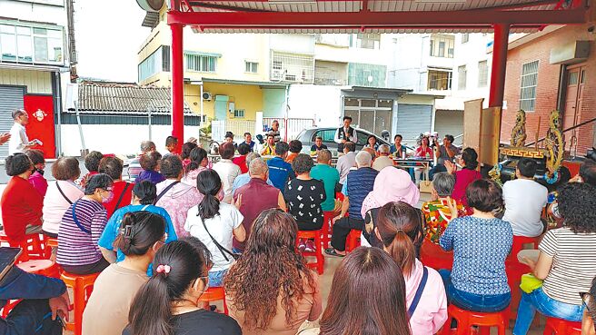 水利署规画在台南市佳里区盖自来水受水池，引发居民不满，自教会7日在代天护国宫举办说明会。（读者提供／张毓翎台南传真）