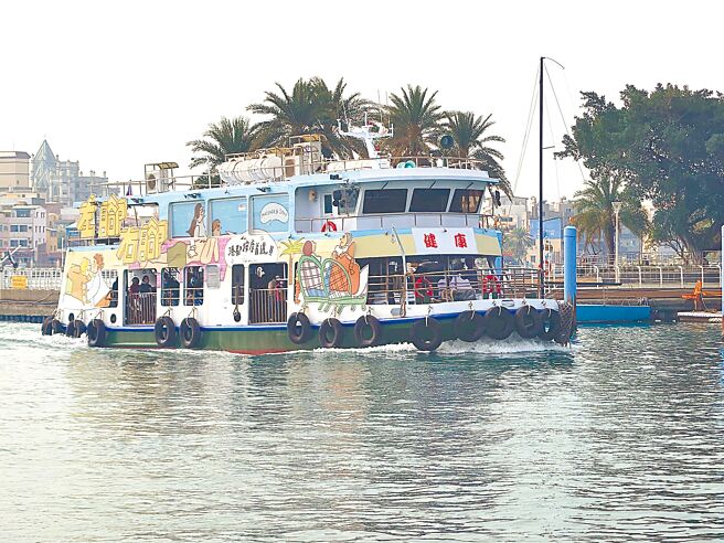 高雄旗津来往鼓山的渡轮航线遭居民抱怨，在清明连假前一天于通勤时段却派小船载客，造成机车大排长龙。（任义宇摄）