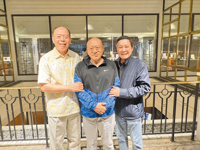 凌峰（中）与前国安局长杨国强（左）、国立高雄科技大学前校长吴建国叙旧。（洪秀瑛摄）