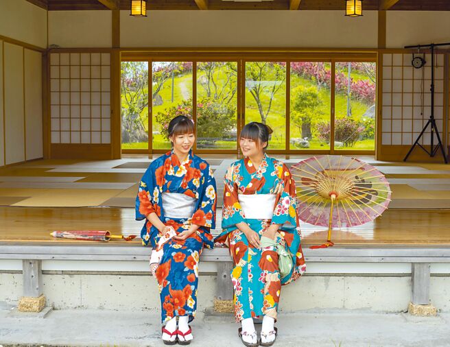 入住绿舞国际观光饭店换穿唯美的经典浴衣，漫步欣赏5.7公顷的日式造景园区。（绿舞国际观光饭店提供）