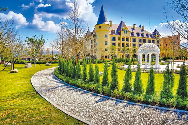 瑞穗天合国际观光酒店，毛小孩可以在草地上尽情奔跑。（Booking.com提供）