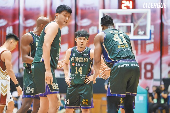 云豹后卫蒋淯安（中）站在场中跟队友讨论接下来战术。（T1联盟提供）