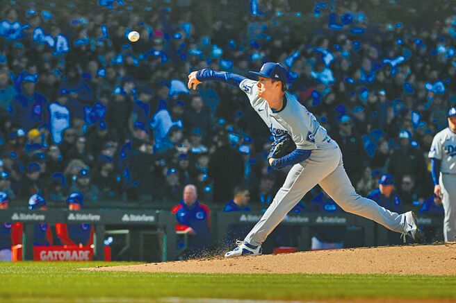 山本由伸7日拿下美國職棒大聯盟生涯首勝。（路透）