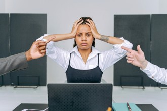 被職場霸凌卻不敢離開？你可能中了「煤氣燈效應」！