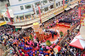 大甲媽遶境 祝壽大典吸引數萬人虔誠向媽祖祝壽