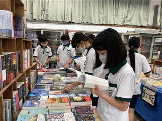 君毅高中辦書展 展出2500種暢銷書打造書香校園