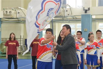 苗縣特教啦啦隊將赴美遠征 鍾東錦授旗預祝旗開得勝