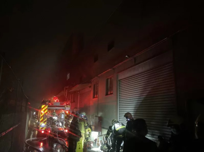 昨8日晚间19时许，新竹县竹东镇科技园区发生工厂火警（翻摄画面）