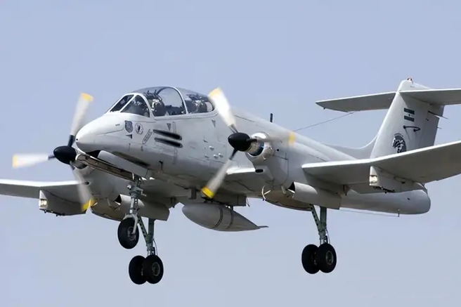 阿根廷空軍數十年來連噴射戰機都無法維持，淪落到只剩螺旋槳推進的IA-58普卡拉攻擊機，情況窘迫。（圖／騰訊網）