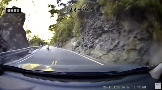 影片33秒處，行車紀錄器車主與一輛機車擦身而過，不少網友擔憂這名騎士安危，希望有看到影片可以報平安。(圖／影片截圖)