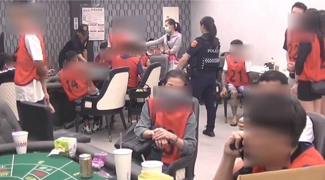 警方查获永康这处以娃娃机店当掩护的桌游店，深夜就变成有辣妹荷官（图中右侧穿短裙）的职业赌场。（读者提供／曹婷婷台南传真）