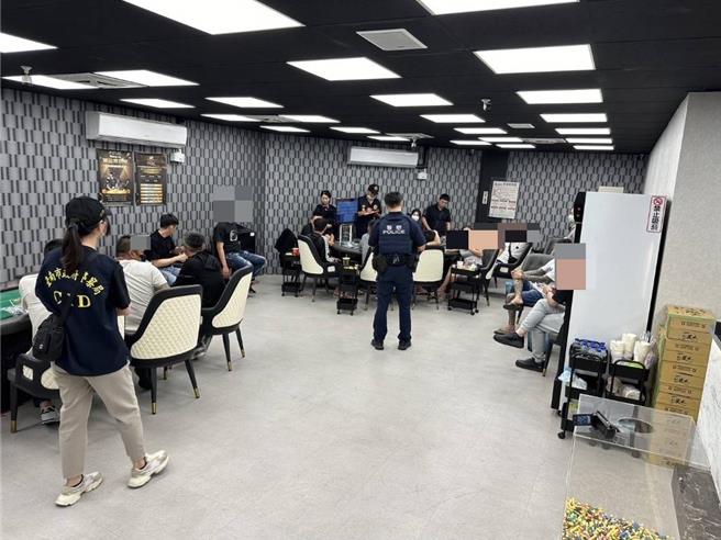 警方现场带回16名赌客。（读者提供／曹婷婷台南传真）