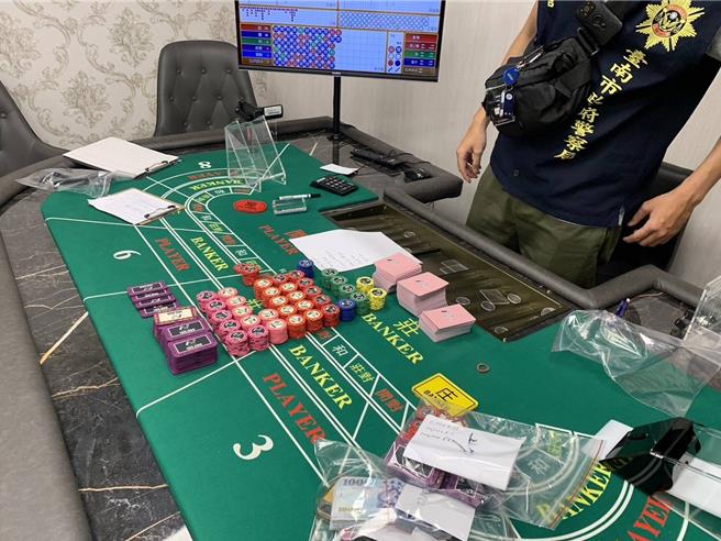 警方查扣大批赌资。（读者提供／曹婷婷台南传真）