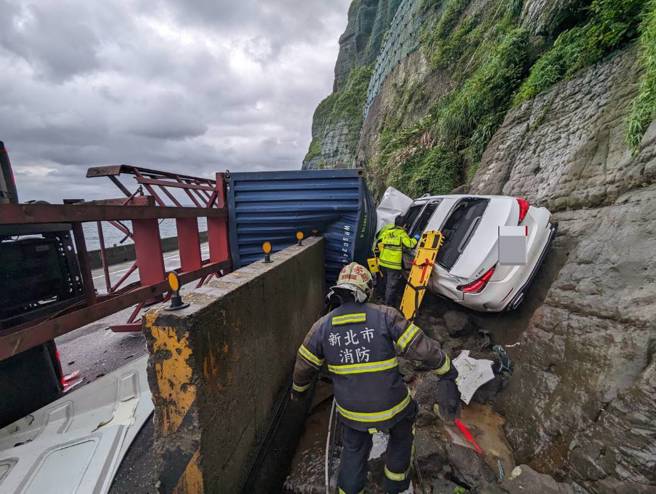 宾士被夹在山壁之间，驾驶一度受困车内。(叶庭欣/翻摄)