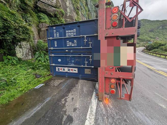 大货车不明原因翻覆后擦撞2部轿车。(叶庭欣/翻摄)