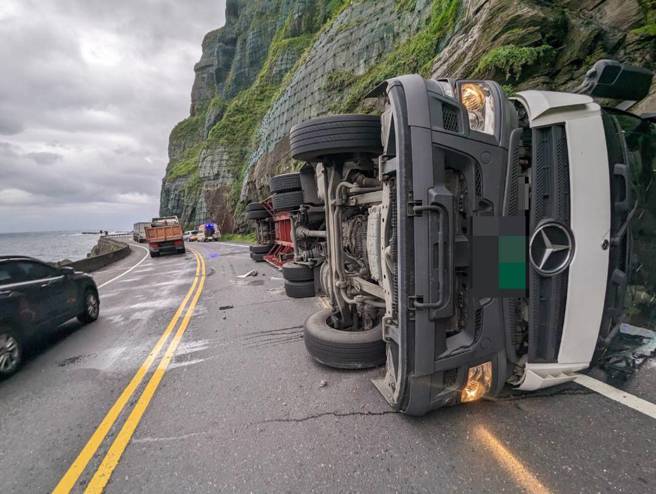 大货车不明原因翻覆后擦撞2部轿车。(叶庭欣/翻摄)