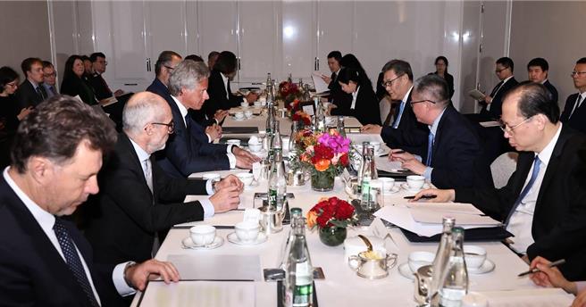 大陆商务部长王文涛8日在法国巴黎与白兰地企业和行业协会座谈，就法国白兰地产业对中合作情况进行交流。（大陆商务部）