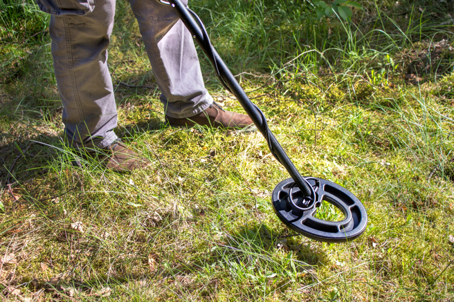 英国一名老翁抽奖获金属探测器，决定展开寻宝之旅，幸运挖到234枚罕见硬币。（示意图：Shutterstock／达志）