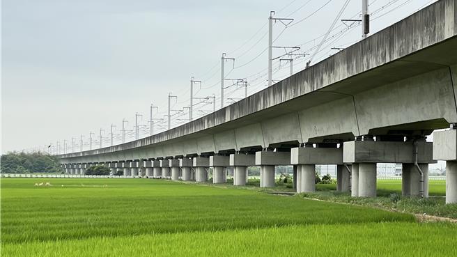 串聯嘉科、南科路網，有民代建議將高鐵橋下的台37線道路當主力延伸至台南新營，圖為高鐵台南後壁段。（張毓翎攝）