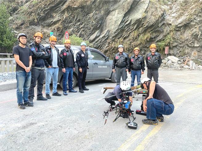 土耳其無人機隊前進到台8線慈母橋，執行空拍任務。（中央災害應變中心提供）